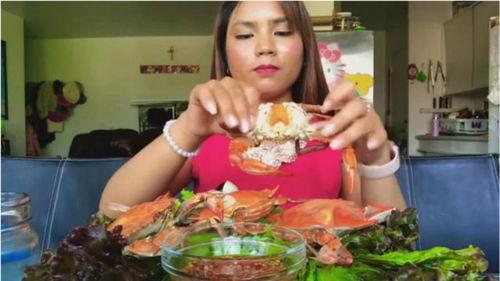 娱乐吃瓜酱姐姐摆摊,娱乐吃瓜酱姐姐的街头摆摊传奇